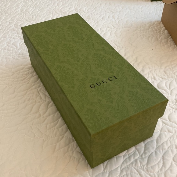 Gucci iconic green shoe gift box with tissue paper, sandal inserts & booklet - Picture 2 of 6